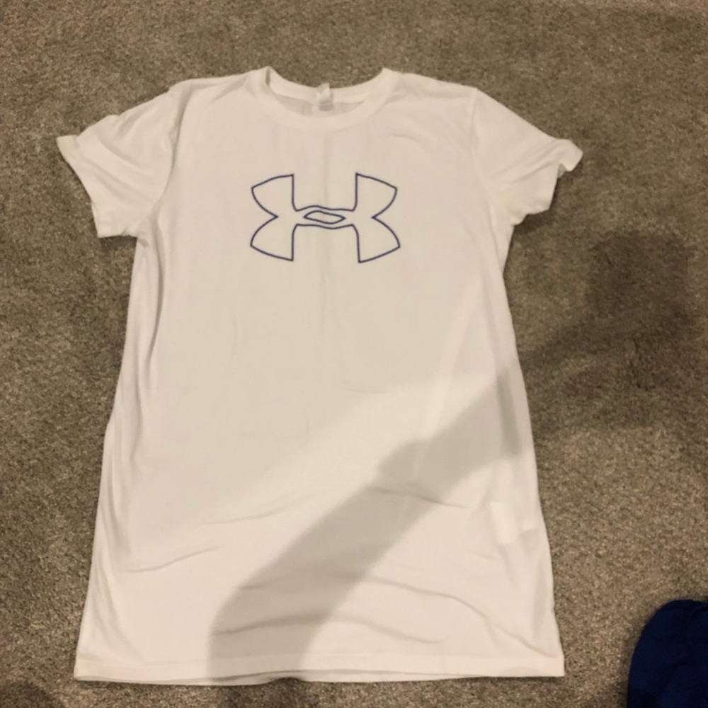 Under armor workout shirt size small